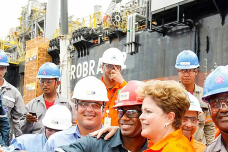 
	Dilma posa para foto com trabalhadores durante cerim&ocirc;nia de conclus&atilde;o das obras da plataforma P-62: plataforma saiu do estaleiro incompleta
 (Roberto Stuckert Filho/PR)