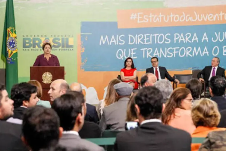 Presidenta Dilma Rousseff durante a cerimônia de sanção da lei que institui o Estatuto da Juventude (Roberto Stuckert Filho/PR)