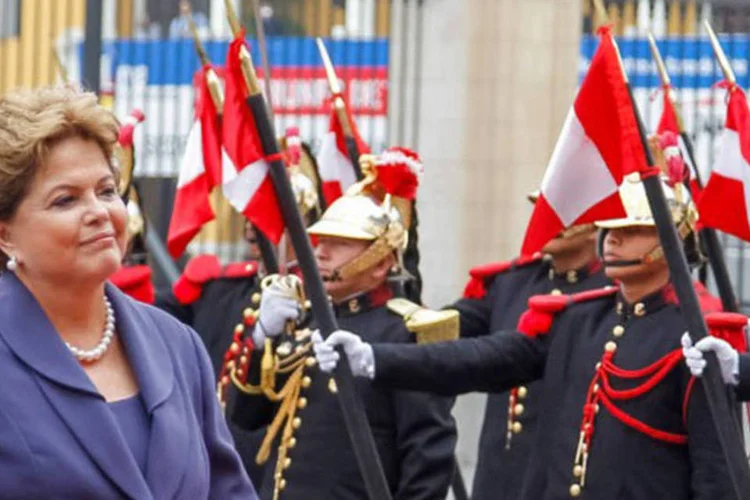 Presidenta Dilma Rousseff durante cerimônia oficial de chegada no Palácio de Governo, em Lima (Roberto Stuckert Filho/PR)