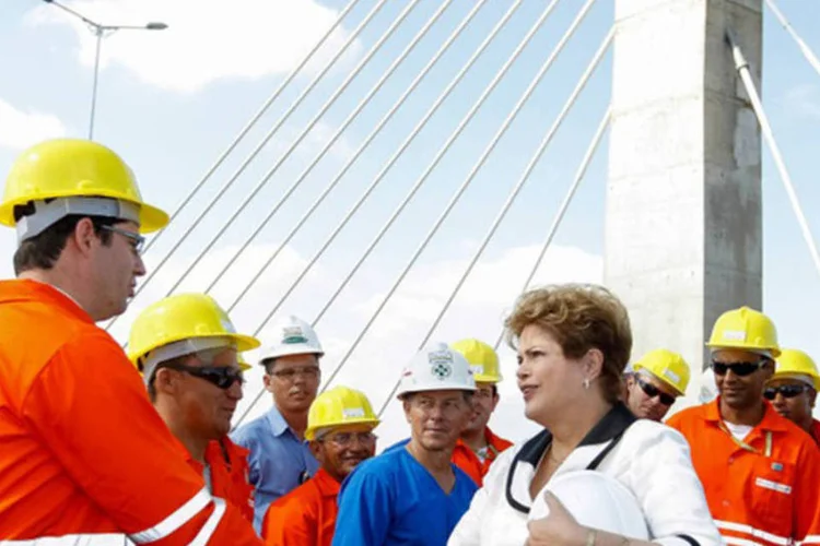 Presidenta Dilma Rousseff posa para foto com trabalhadores, durante cerimônia de inauguração da BR 448/RS (Roberto Stuckert Filho/PR)
