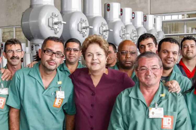 Presidenta Dilma Rousseff posa para foto com trabalhadores durante cerimônia de inauguração da fábrica de transformadores de corrente e de potencial da Balteau S/A (Roberto Stuckert Filho/PR)