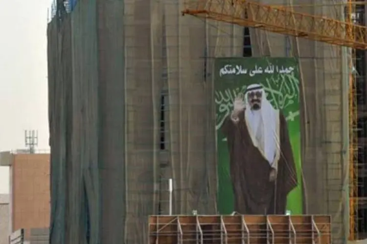 Imagem do rei saudita, Abdullah: US$ 36 bilhões em benefícios para a população para impedir protestos (Fayez Nureldine/AFP)