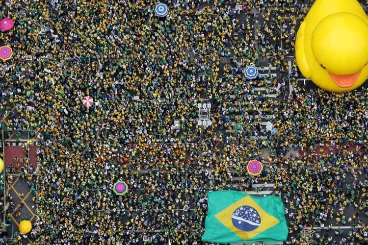 
	Avenida Paulista em 13 de mar&ccedil;o: 1,4 milh&atilde;o protestaram contra o governo, segundo a PM
 (REUTERS/Paulo Whitaker)