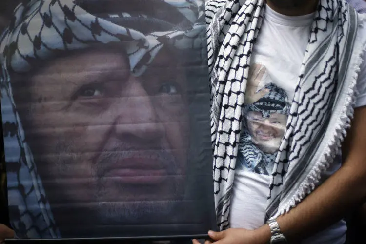 Palestino com camiseta e cartaz com imagem do antigo líder palestino Yasser Arafat (Suhaib Salem/Reuters)
