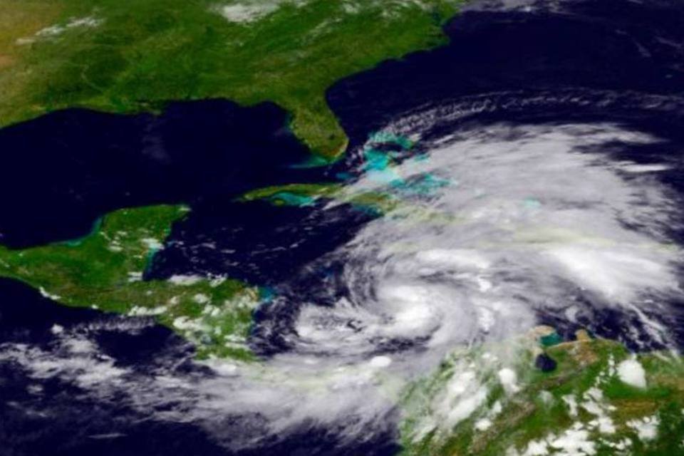 Imagem da NASA da tempestade Sandy, que passa pela Jamaica (NASA/NOAA/GOES Project/Divulgação/Reuters)