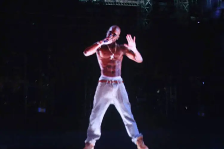 Tupac Shakur no festival Coachella: a união de uma tecnologia centenária com vídeo em alta resolução permitiu levar o rapper de volta ao palco 16 anos depois de sua morte (Christopher Polk / Getty Images)