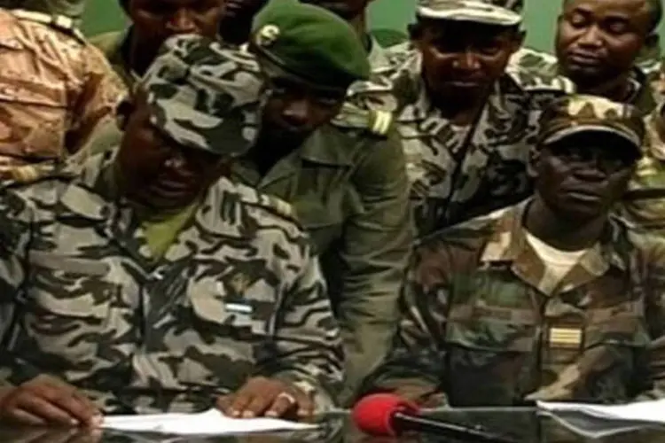 Imagem de TV mostra os militares golpistas anunciando um toque de recolher no Mali (©AFP)