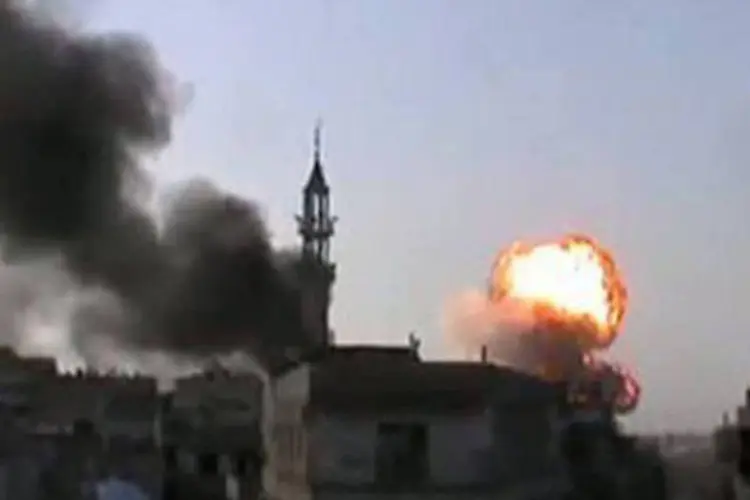 Imagem de vídeo disponibilizado no YouTube mostra ataques a Homs no sábado
 (AFP)