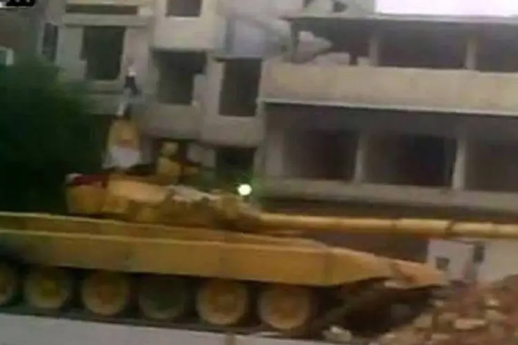 Imagem de vídeo mostra o avanço de tanque do Exército sírio em Saqba: mediadores da ONU chegarão nesta quinta-feira a Damasco
 (Youtube/AFP)