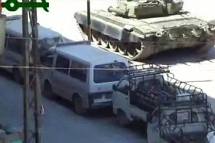Imagem de vídeo mostra tanque do Exército sírio em Hamouriyah, subúrbio de Damasco: o regime intensificou as operações contra os redutos rebeldes (Youtube/AFP)