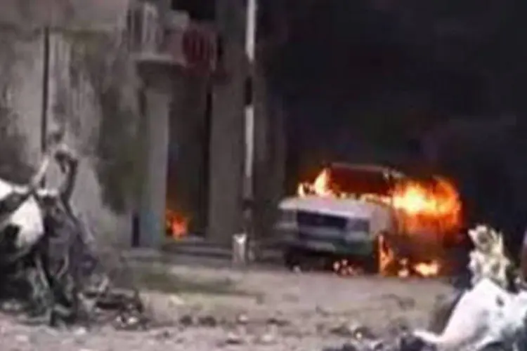 Imagem de vídeo mostra veículo em chamas após ataque das forças sírias em Qusur
 (Youtube/AFP)