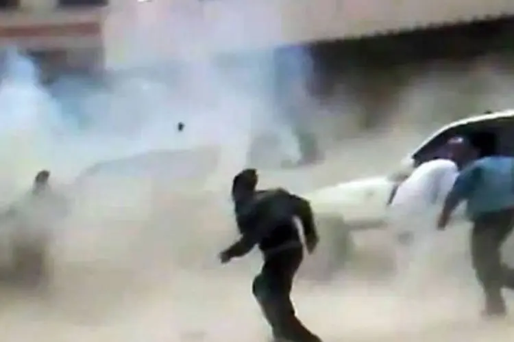 Imagem divulgada pela oposição mostra momento de ataque das forças sírias
 (Youtube/AFP)