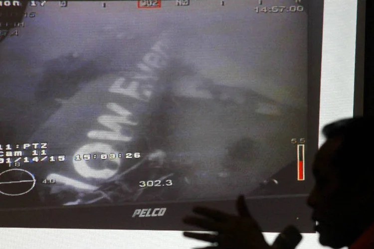 Autoridade mostra imagem da fuselagem do avião da AirAsia que caiu no Mar de Java (Pius Erlangga/Reuters)