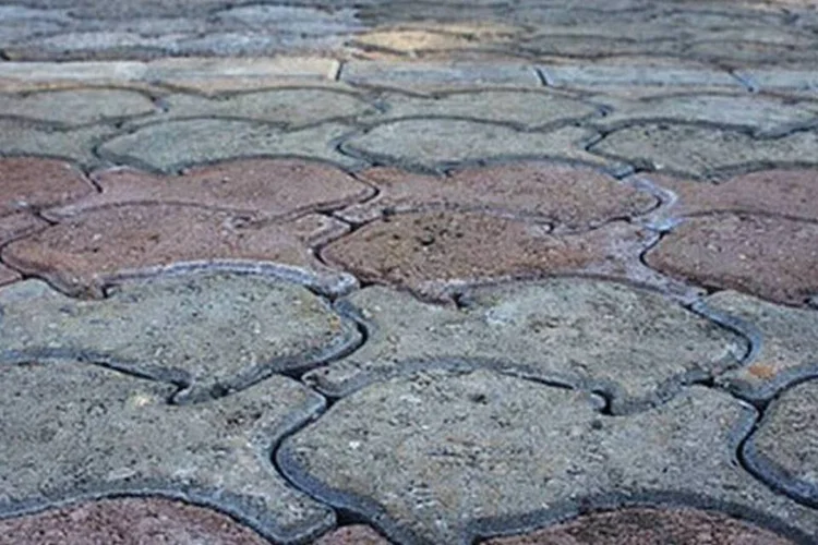 Piso criado por Flávio é moldado com uma mistura de cimento e rejeito de minério de ferro sedimentado, retirado do leito do córrego Alegria (ASN/Rafael Aguilar Magalhães)