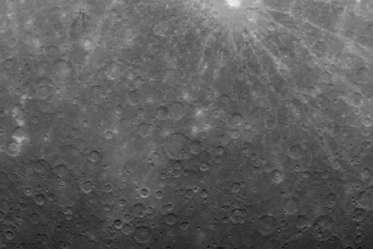 
	Imagem de Merc&uacute;rio tirada pela sonda Messengers: pesquisadores confirmaram que h&aacute; gelo nas crateras do polo
 (NASA/Johns Hopkins University Applied Physics Laboratory/Carnegie Institution of Washington)