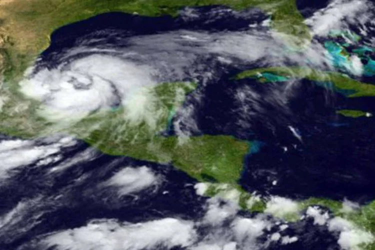 Imagem de satélite mostra aproximação da tempestade tropical Arlene no México (Ho/AFP)