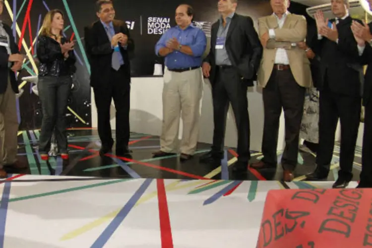 Julio Bueno (gravata azul, ao centro) afirma que o Rio de Janeiro vai prorrogar medida no evento de negócios Rio-à-Porter (Gilvan Souza)