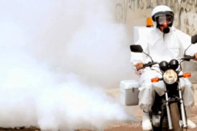 O Motofog consegue entrar em áreas de difícil acesso, o que nem sempre é possível com as camionetes usadas pelas prefeturas para o fumacê (Divulgação)