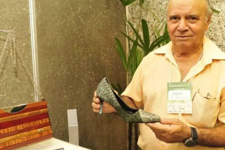 Aidson Ponciano fabrica mais de 500 peças, entre sapatos de couro de peixe e as bolsas feitas de fibras naturais e madeira (Vinicius Parente)