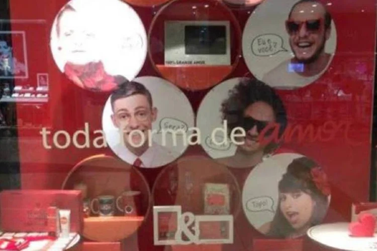 Marca monta nas lojas a vitrine “Toda forma de amor”, que conta com seis personagens de perfis diferentes (Divulgação/Facebook)