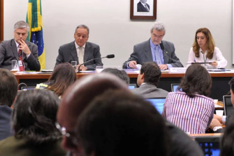 
	Reuni&atilde;o para discuss&atilde;o e vota&ccedil;&atilde;o do or&ccedil;amento impositivo: nova proposta deve manter a obrigatoriedade da execu&ccedil;&atilde;o das emendas, mas evitar a judicializa&ccedil;&atilde;o do projeto
 (Luis Macedo/Câmara dos Deputados)