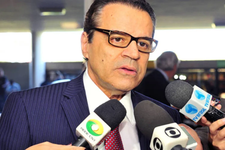 
	Henrique Alves: l&iacute;deres do PT, PDT, PSB e PCdoB anunciaram que est&atilde;o coletando assinaturas de deputados para apresentar abaixo-assinado ao presidente da C&acirc;mara
 (.)