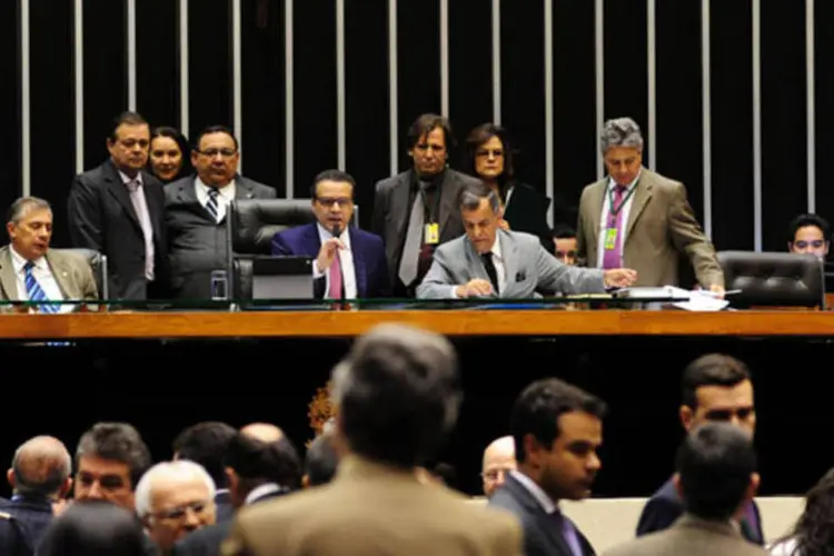 Plenário da Câmara: Henrique Alves disse que vai recolocar o tema do Orçamento Impositivo em pauta na próxima terça-feira (Gustavo Lima / Câmara dos Deputados)
