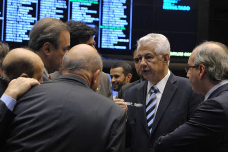 Líderes da Base aliada se reúnem com o líder do Governo, (C) dep. Arlindo Chinaglia (PT-SP) durante discussão da MP do Mais Médicos (Zeca Ribeiro/Câmara dos Deputados)