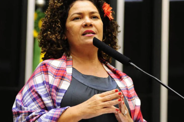 Deputada Perpétua Almeida (PCdoB-AC) durante a discussão da PEC que concede aos seringueiros os mesmos direitos concedidos aos ex-combatentes (Gustavo Lima/Câmara dos Deputados)