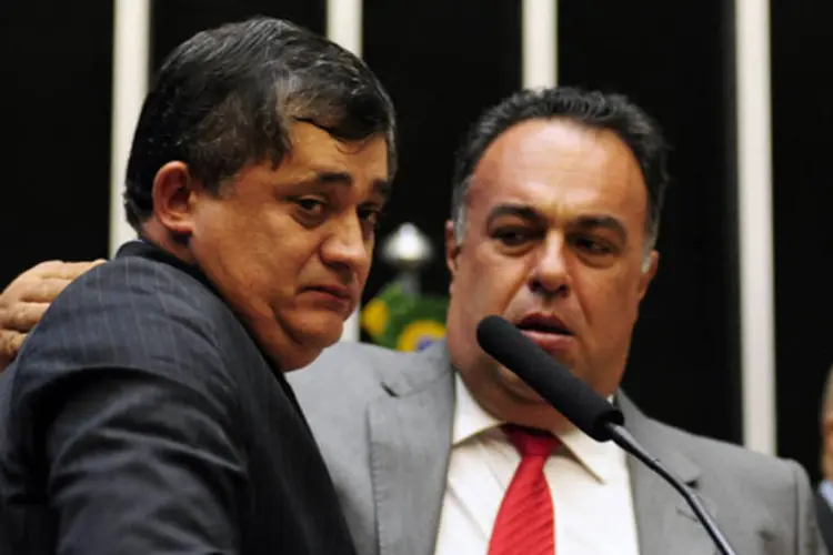 Deputado José Guimarães (líder do PT e irmão de José Genoíno) se emociona durante discurso e é consolado pelo vice-presidente André Vargas  (Gustavo Lima/Câmara dos Deputados)