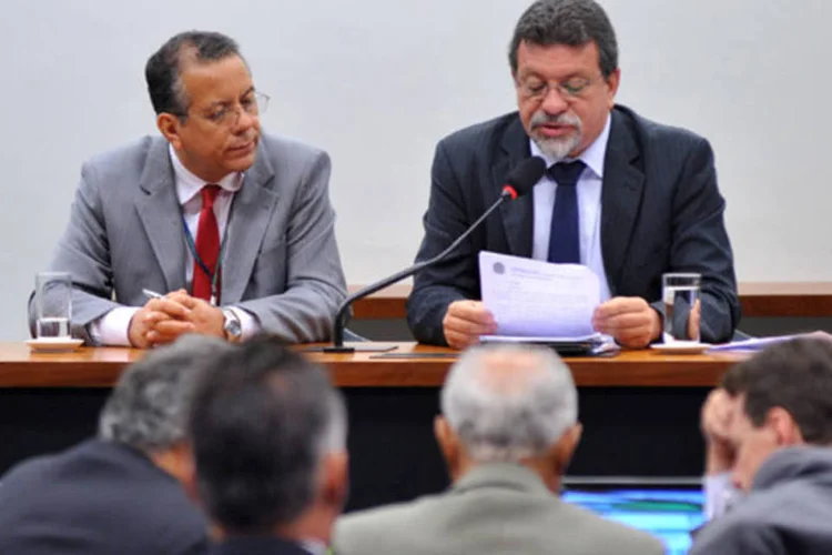 Deputado Afonso Florence (PT-BA) durante reunião ordinária para leitura dos relatórios setoriais da Comissão Mista de Orçamento (CMO) (Zeca Ribeiro/Câmara dos Deputados)