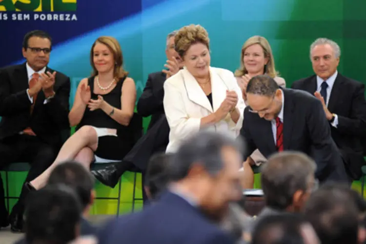 Presidente Dilma Rousseff e José Henrique Paim, agora ministro da Educação, durante a cerimônia de posse dos novos ministros, em Brasília (Lúcio Bernardo Junior/Câmara dos Deputados)