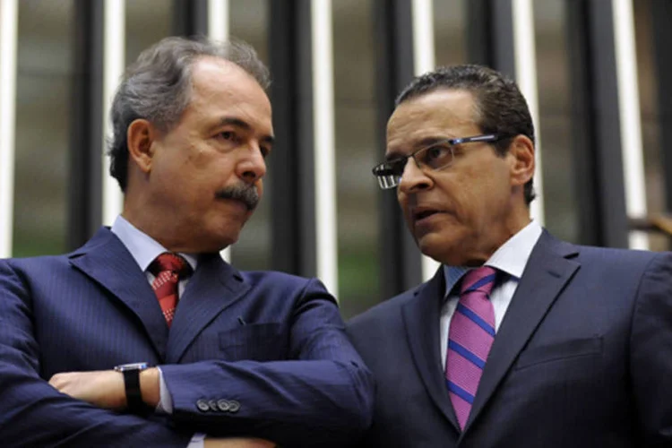 Presidente da Câmara Henrique Eduardo Alves e o ministro Aloizio Mercadante durante a sessão Solene de Abertura do Ano Legislativo (Zeca Ribeiro/Câmara dos Deputados)