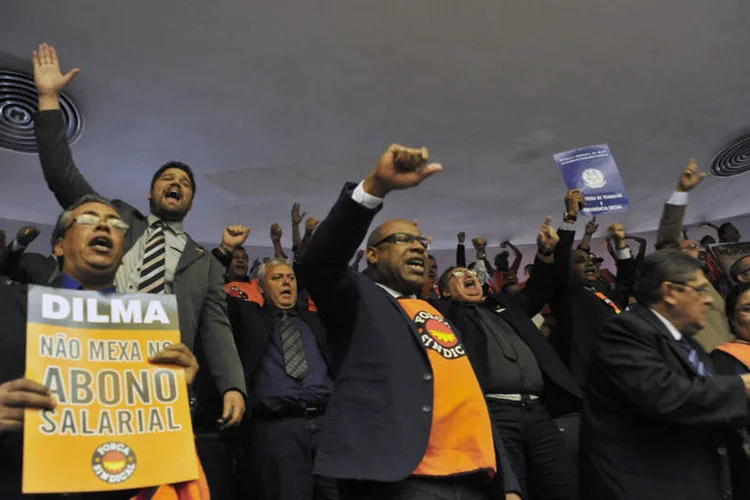 Manifestantes protestam durante votação das medidas do ajuste fiscal  (Câmara dos Deputados)