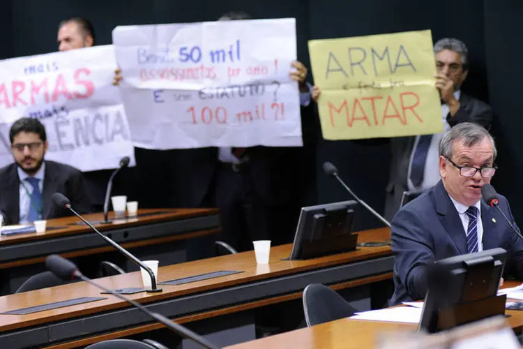 Deputado Rogério Peninha Mendonça (PMDB-SC) em audiência pública sobre seu PL de revogação do Estatuto do Desarmamento (Lucio Bernardo Jr./Câmara dos Deputados/Reprodução)