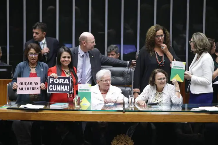 
	Luiza Erundina senta na cadeira de Eduardo Cunha ap&oacute;s ele manipular resultado de vota&ccedil;&atilde;o na C&acirc;mara dos Deputados
 (Agência Câmara/Ananda Borges)