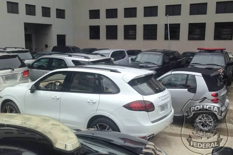 
	Os carros de Eike: em fevereiro, agentes da PF recolheram carros, rel&oacute;gios e obras de arte das resid&ecirc;ncias do ex-bilion&aacute;rio
 (Divulgação/Polícia Federal)