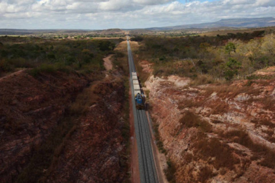 Operários paralisam as obras da Transnordestina