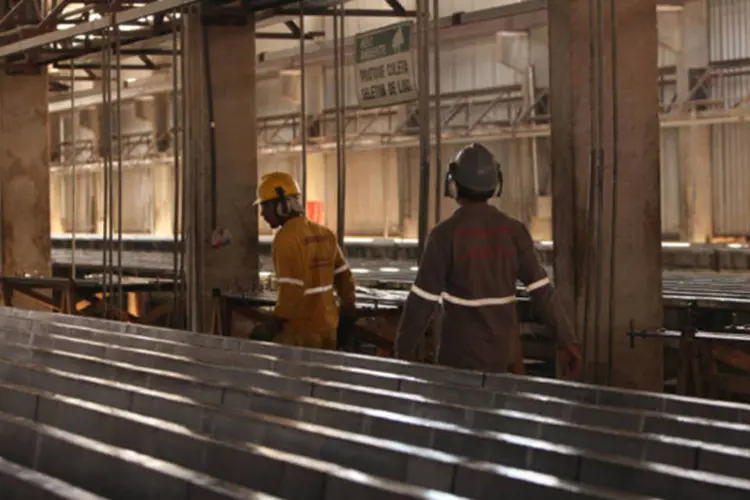 Interior da fábrica de dormentes: mais de 400.000 unidades em estoque para abastecer a obra (Manuel Marques/EXAME)