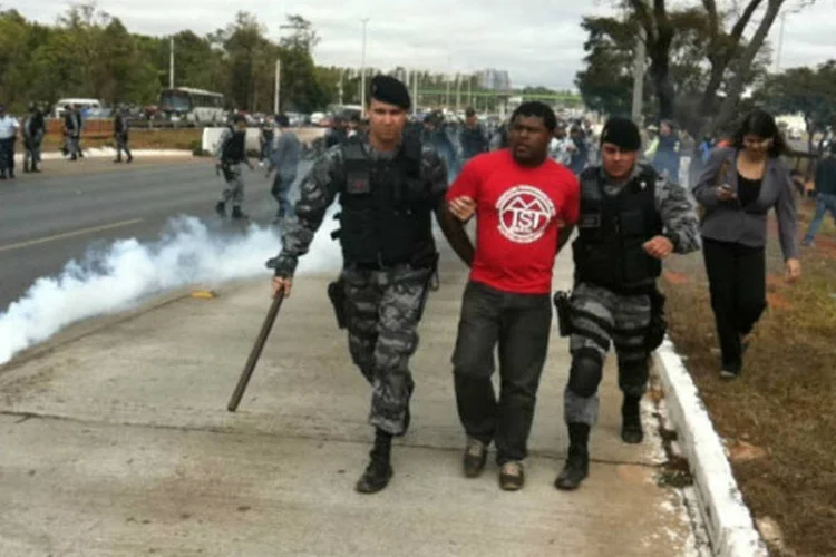 Manifestantes sendo presos: de acordo com a Polícia Militar  do DF, cinco pessoas foram presas - uma das quais, segundo a corporação, tem passagem pela polícia por roubo, porte ilegal de arma e cumpre prisão domiciliar (Agência Brasil)
