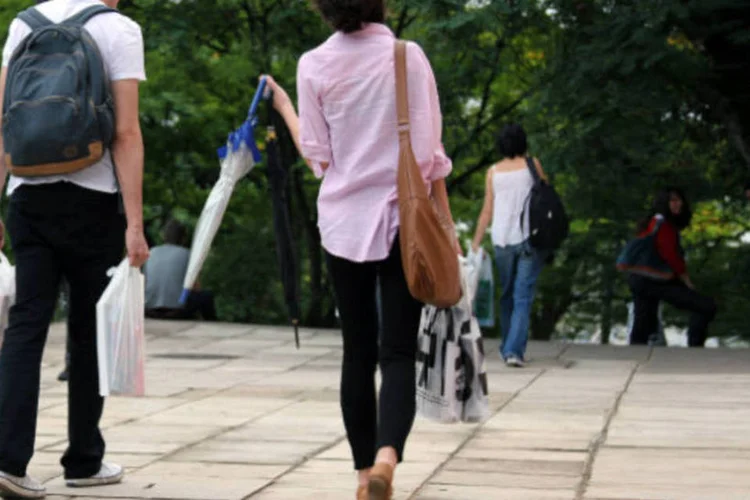 
	Casal com sacolas: o percentual de fam&iacute;lias endividadas com contas em atraso chegou a 16,8% em dezembro
 (USP Imagens)