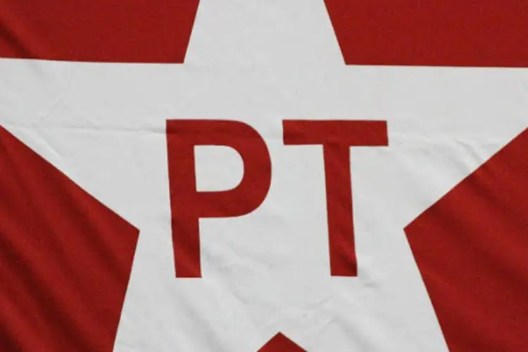 
	Bandeira do PT: negocia&ccedil;&otilde;es de pagamento de propina eram feitas tamb&eacute;m na sede da Petrobras, diz delator
 (Divulgação/PT/Divulgação)