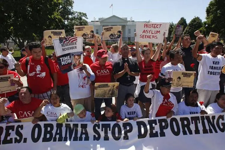 Manifestantes protestam contra deportações em frente à Casa Branca, em Washington, nos EUA, em agosto (Kevin Lamarque/Reuters)