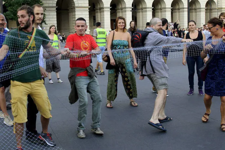 Manifestantes contrários à construção de muro contra imigração na Hungria (Bernadett Szabo/Reuters)