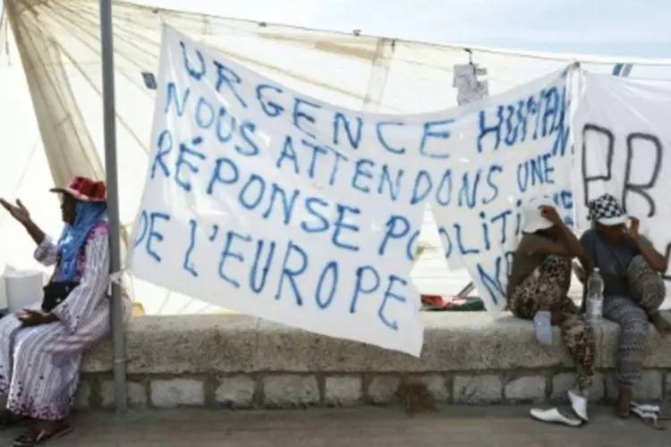 Campo improvisado por migrantes que foram impedidos de entrar na França (Valery Hache/AFP)
