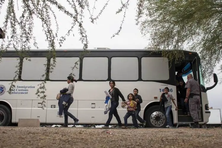 
	Imigrantes desembarcam de &ocirc;nibus ap&oacute;s serem libertados de pris&otilde;es por autoridades americanas
 (Samantha Sais/Reuters/Reuters)
