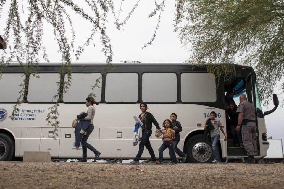 EUA libertam centenas de imigrantes por falta de prisões