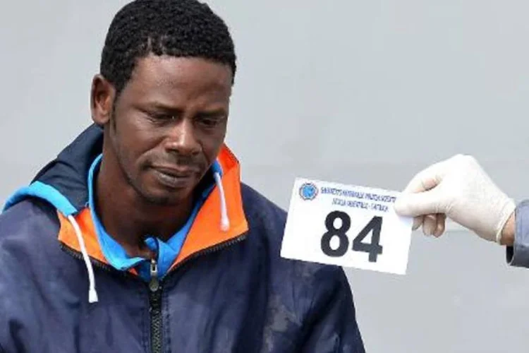 Imigrante resgatado no Mediterrâneo após naufrágio de embarcação (Alberto Pizzoli/AFP)