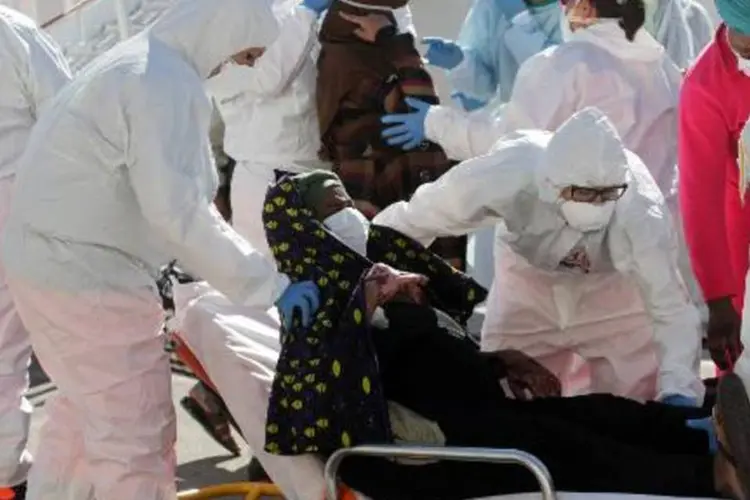 Imigrante recebe atendimento médico no porto de Brindisi, sul da Itália (Dff/AFP)