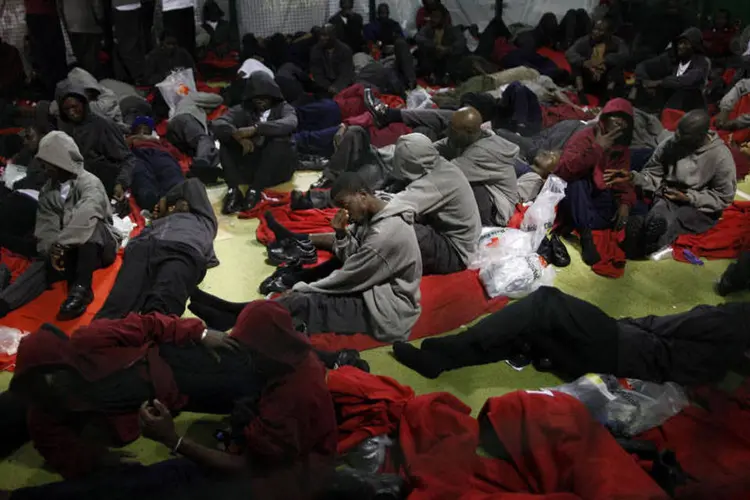 
	Imigrantes africanos descansam em uma quadra ap&oacute;s serem resgatados no sul da Espanha
 (Jon Nazca/Reuters)